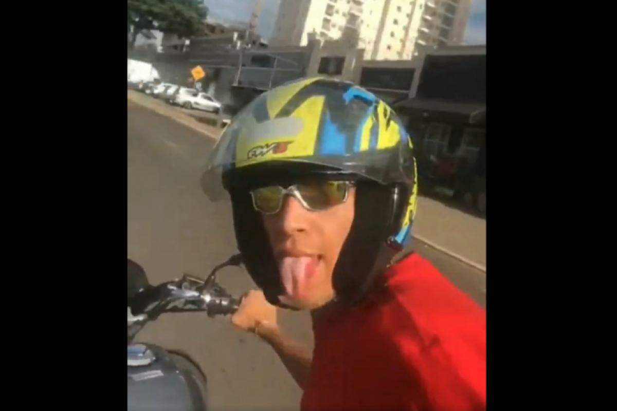 Jéfferson faz selfie pilotando a moto momento antes do acidente que o matou