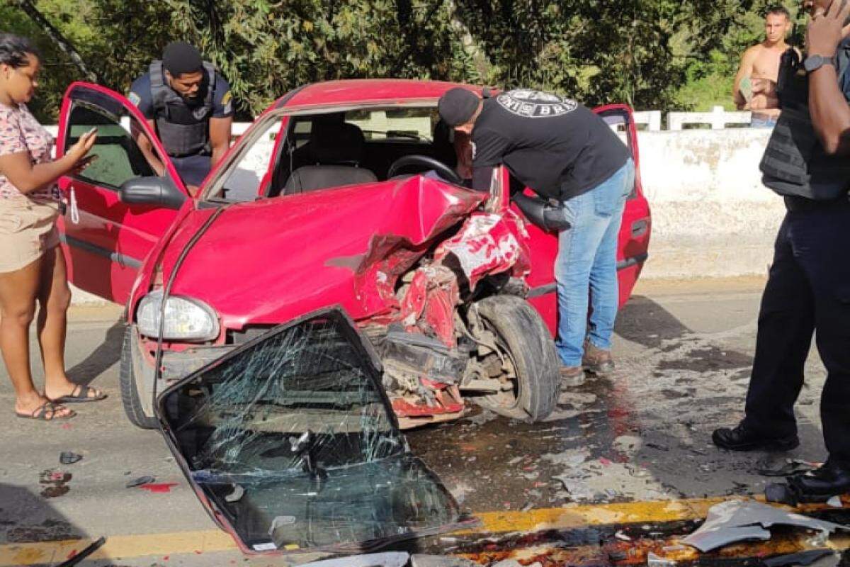 Carro ficou destruído em acidente 