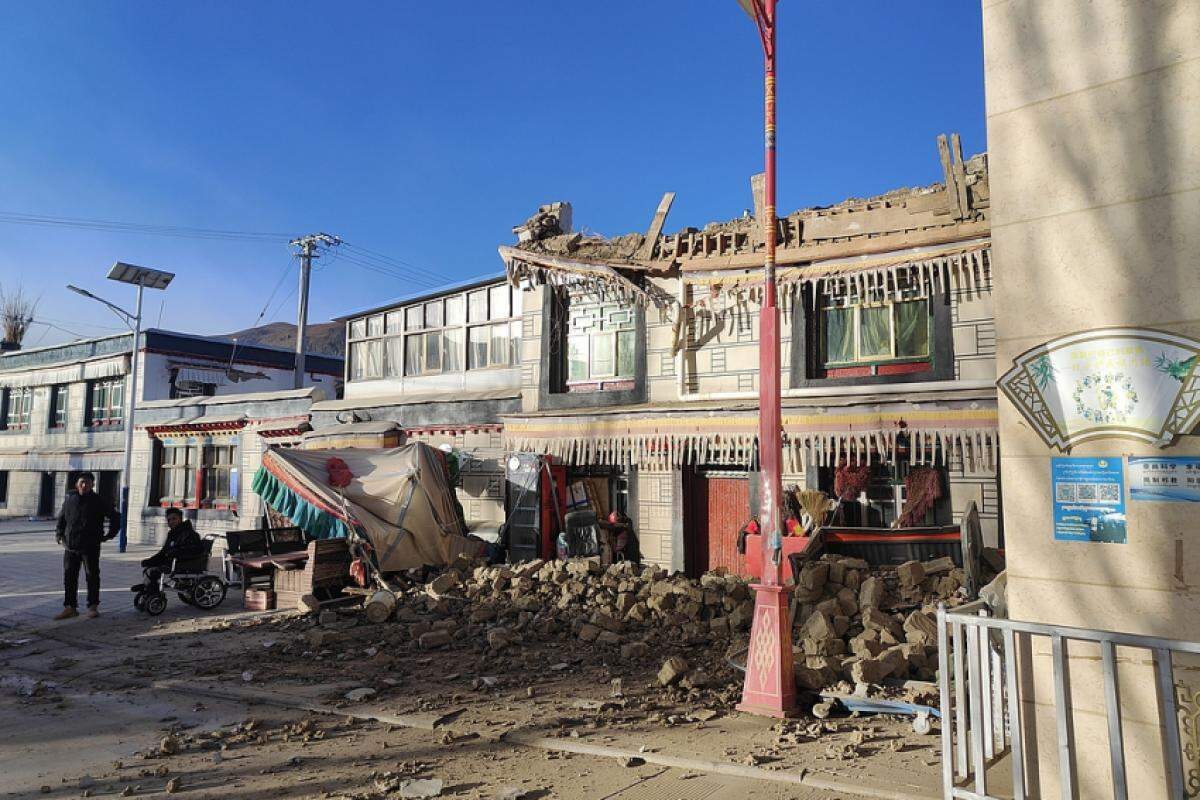 Vídeos publicados pela emissora estatal chinesa CCTV mostram casas destruídas com paredes desabadas e escombros nas ruas. 