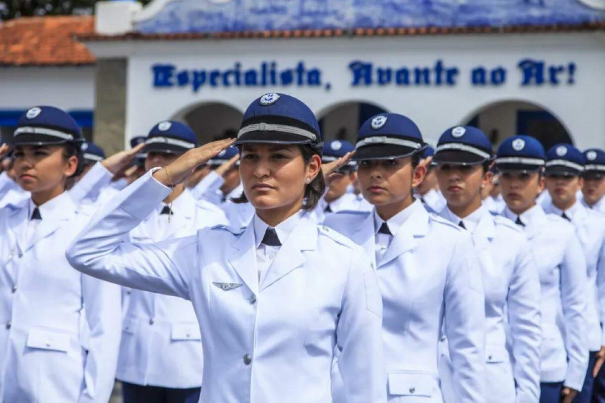 Mulheres na EEAR (Escola de Especialistas de Aeronáutica), em Guaratinguetá