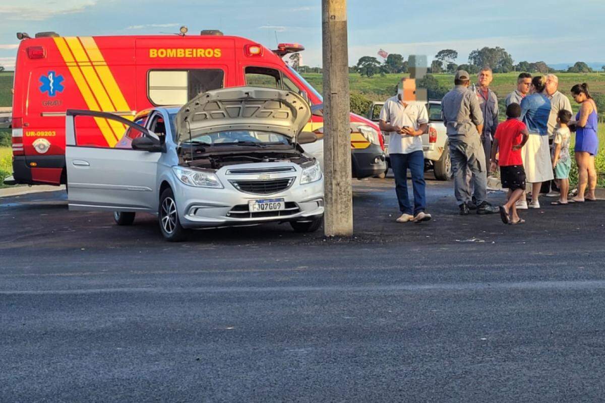 Carro colide com poste posicionado no meio de cruzamento no Jardim Aeroporto