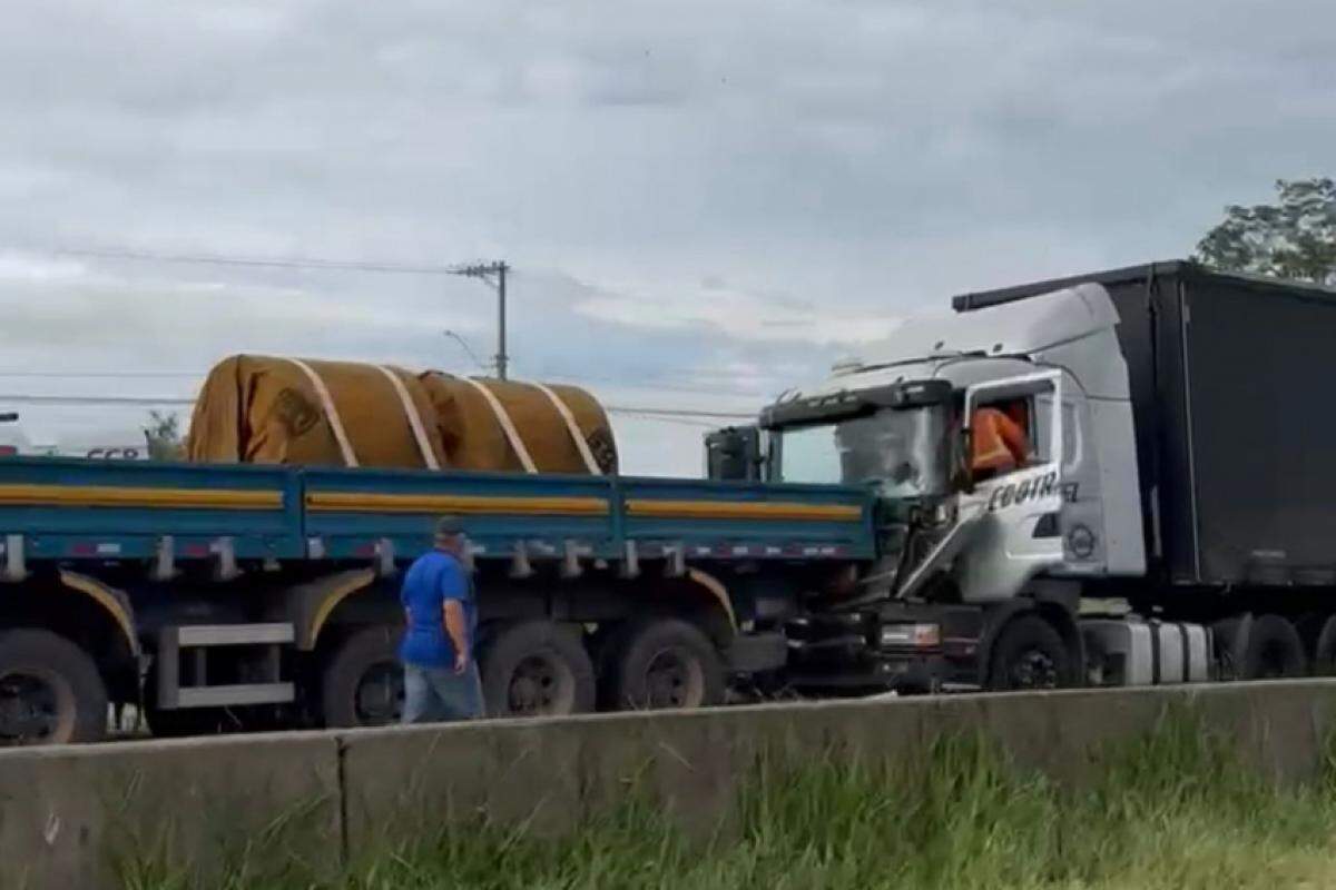 Acidente na Dutra deixou trânsito congestionado 