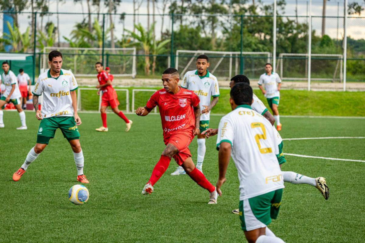 Atletas do Guaratinguetá em jogo-treino com a base do Palmeiras