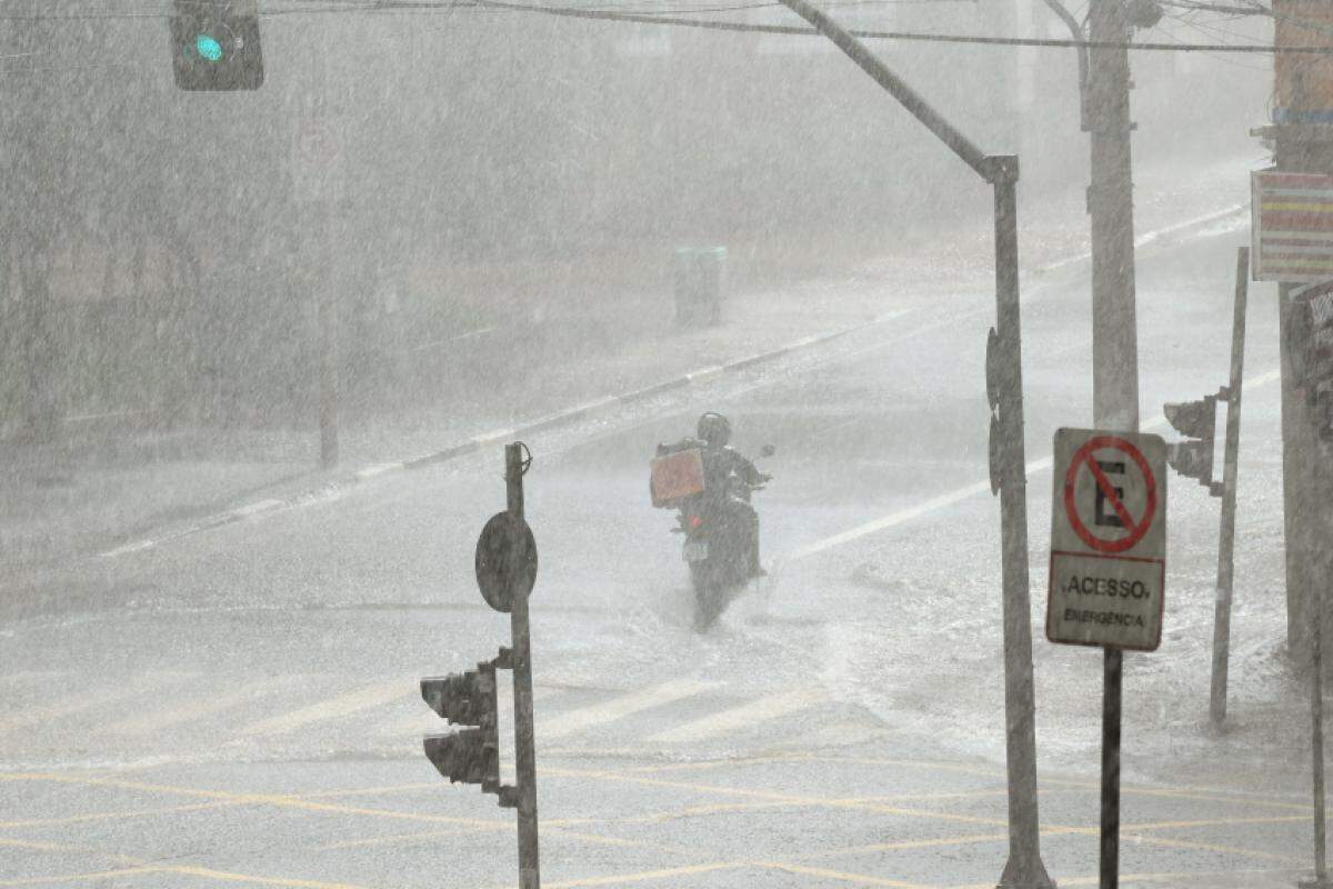 Chuva intensa provoca bloqueios de trânsito e transtornos em diversos pontos da cidade.