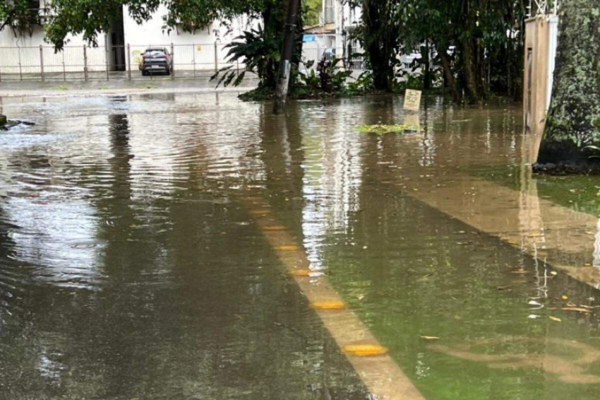 Rua alagada em Ubatuba