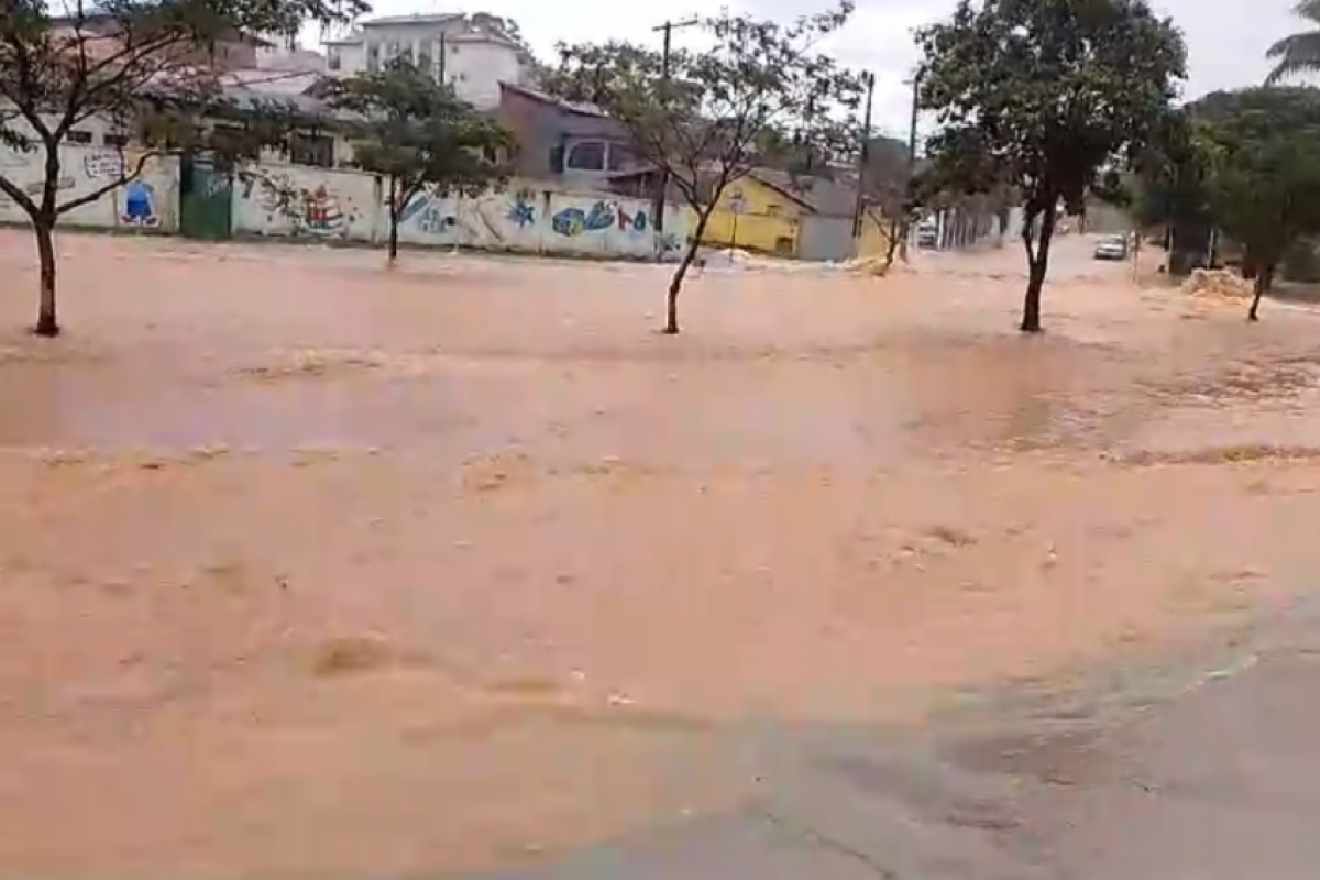 Chuva alagou pontos nesta tarde em Cássia (MG) 