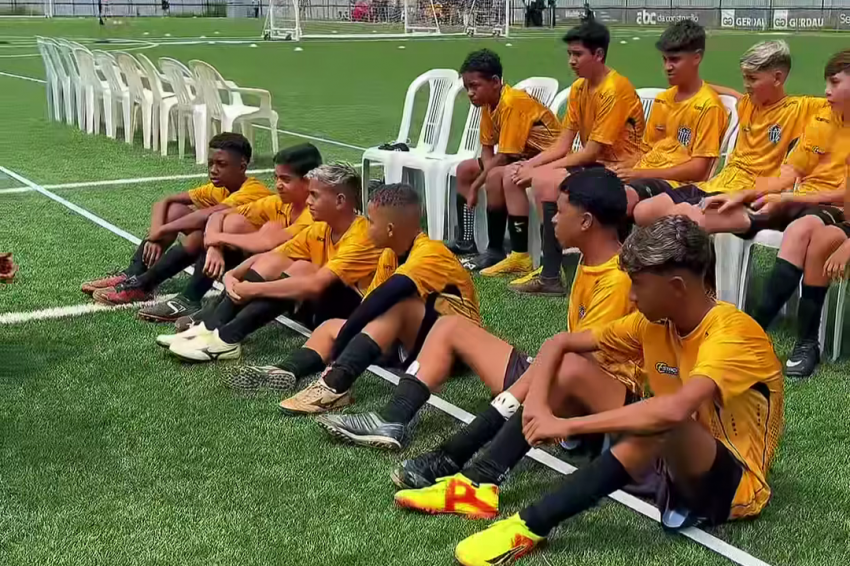 Alunos da Academia do Galo participam de treino que segue os mesmos padrões das categorias de base do Atlético Mineiro