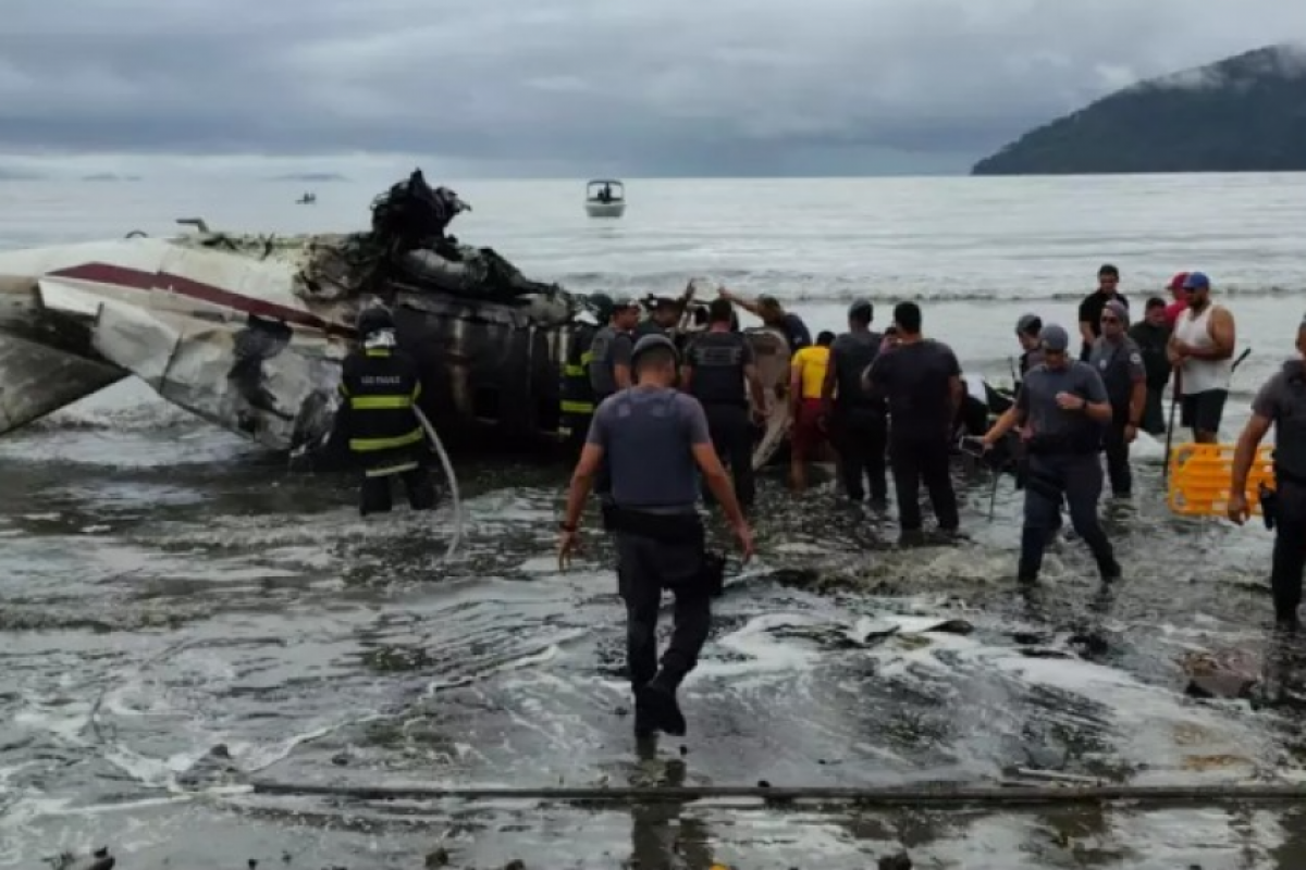 Um vídeo compartilhado nas redes sociais mostra a aeronave voando baixo, sobre uma avenida, e chocando-se com o asfalto