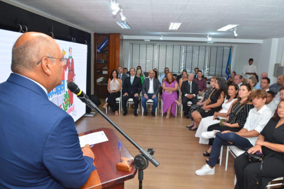 Prefeito Alexandre Ferreira em seu gabinete nesta quarta-feira 