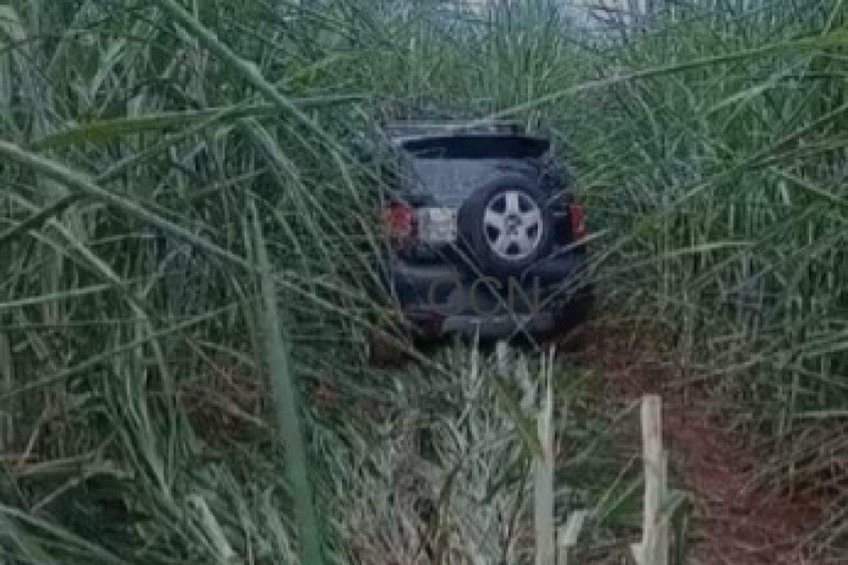 Carro estava abandonado em uma área de cana-de-açúcar em Patrocínio Paulista