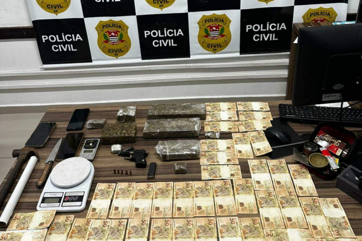 Na pousada, os policiais apreenderam cerca de 3 kg de maconha e uma arma, entre outros utensílios 