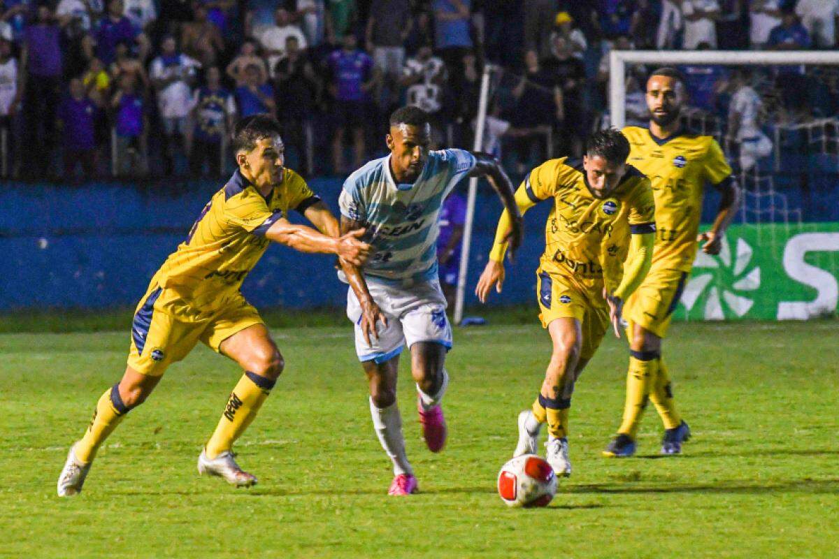 Lance de Taubaté e São José no clássico do ano passado