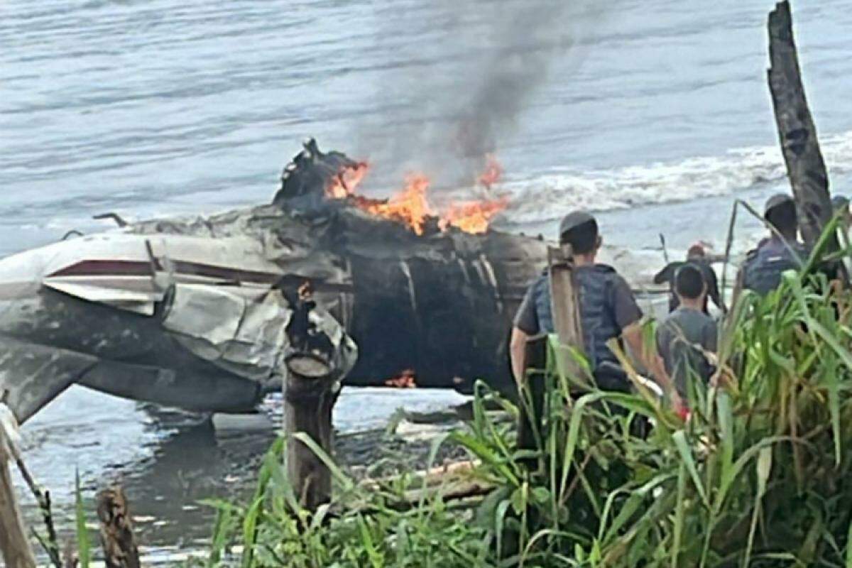 Avião atravessou a pista e parou na faixa de areia da praia de Ubatuba