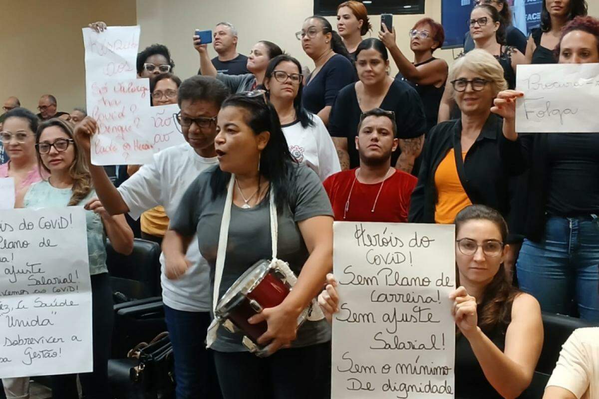 Servidores da Saúde protestam contra alterações de carga horária e escala de turno