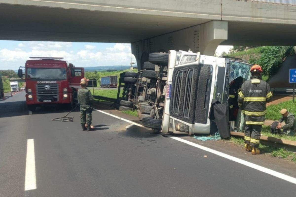 Caminhão tomba na Anhanguera: acidente no km 410 deixa caminhoneiro ferido; resgate foi realizado pelo Corpo de Bombeiros em Ituverava