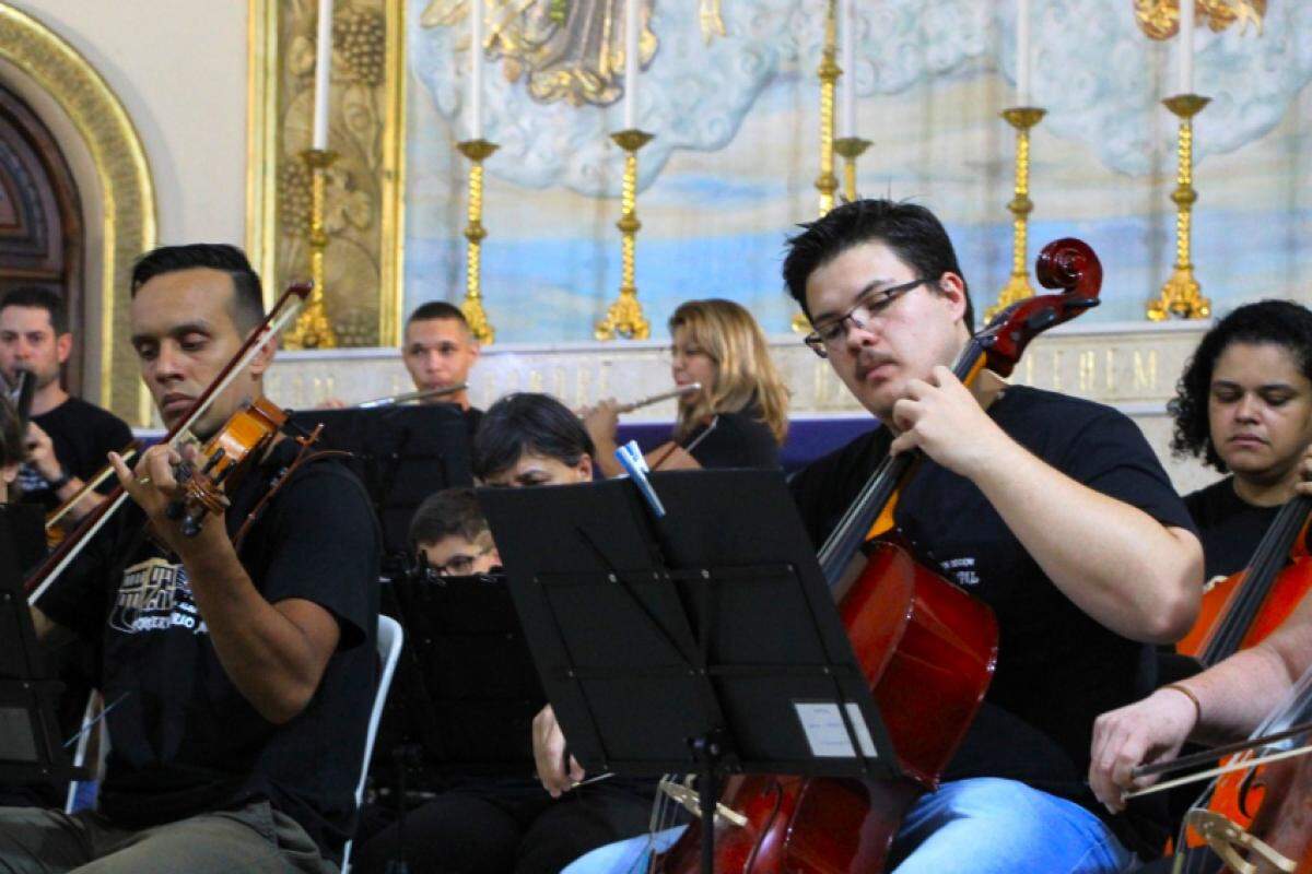 Alunos e professores do Conservatório Musical de Itatiba em recente apresentação durante a programação do Natal Iluminado 2024