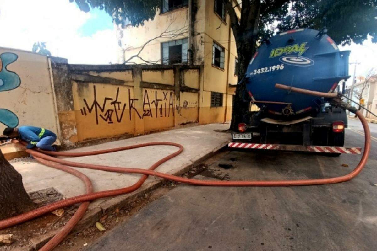 O lodo está sendo retirado por caminhões e levado para a ETE no São Jorge.