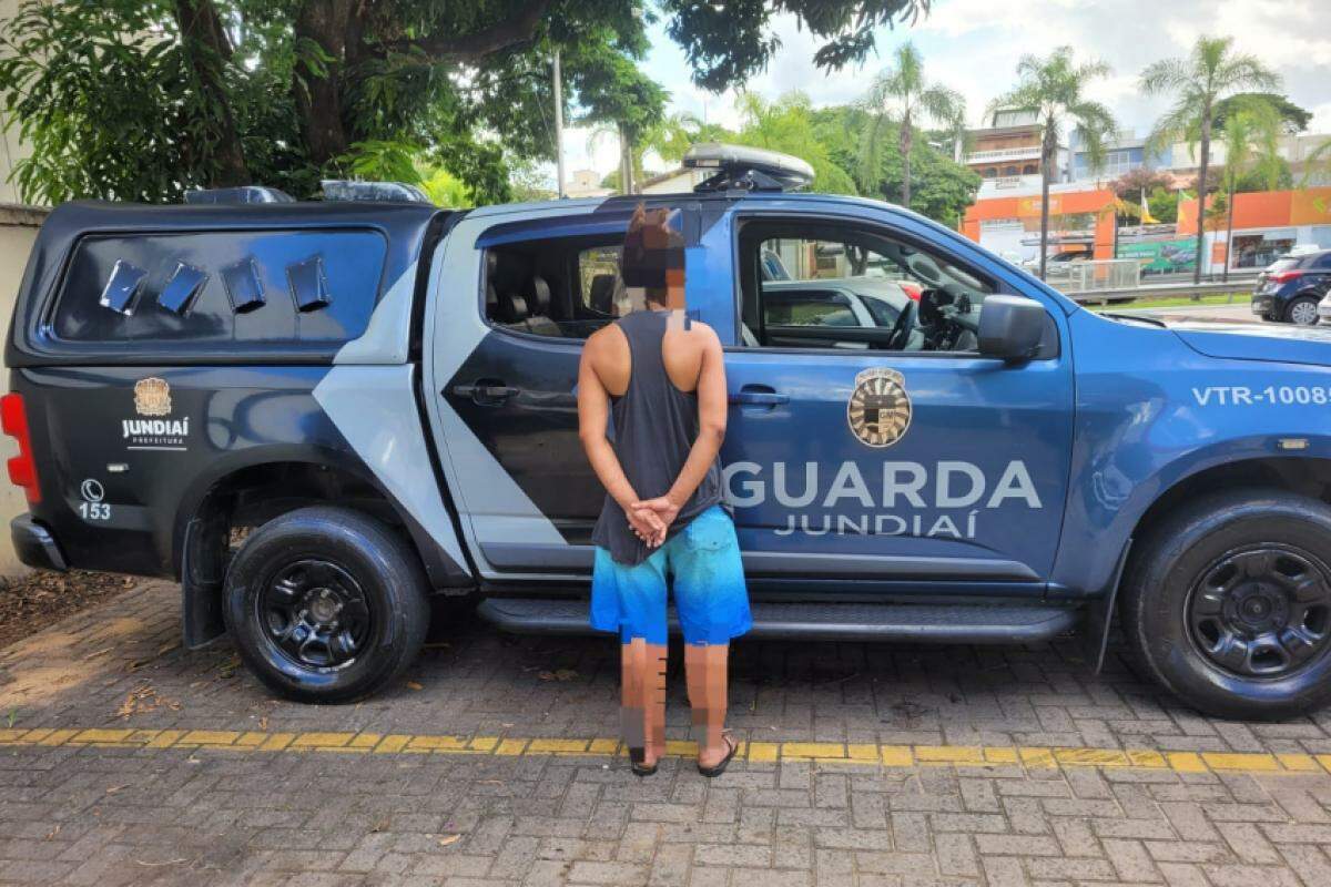 A mulher foi levada para a Central de Flagrantes, onde ficou presa