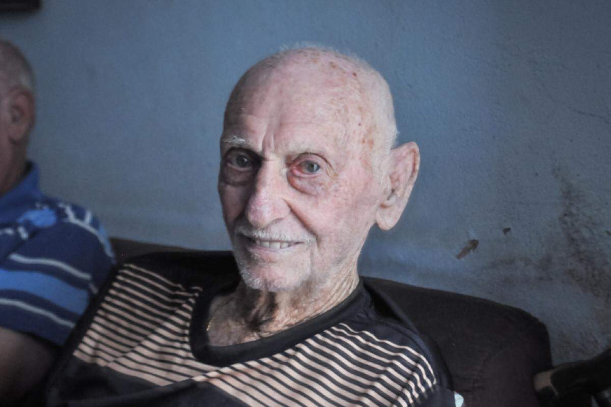 Seu Nedino: aos 104 anos, ele celebra a vida com bom humor, amor pela família e paixão pelo Corinthians