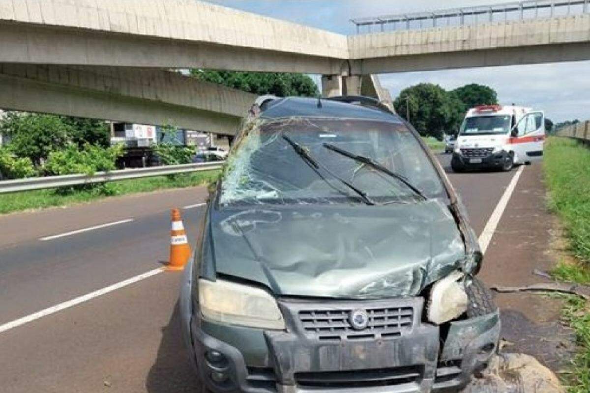 Veículo ficou com a lateral completamente destruída após capotamento.