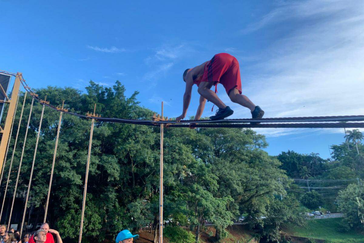 Homem salta de cima dos cabos de aço da ponte pênsil