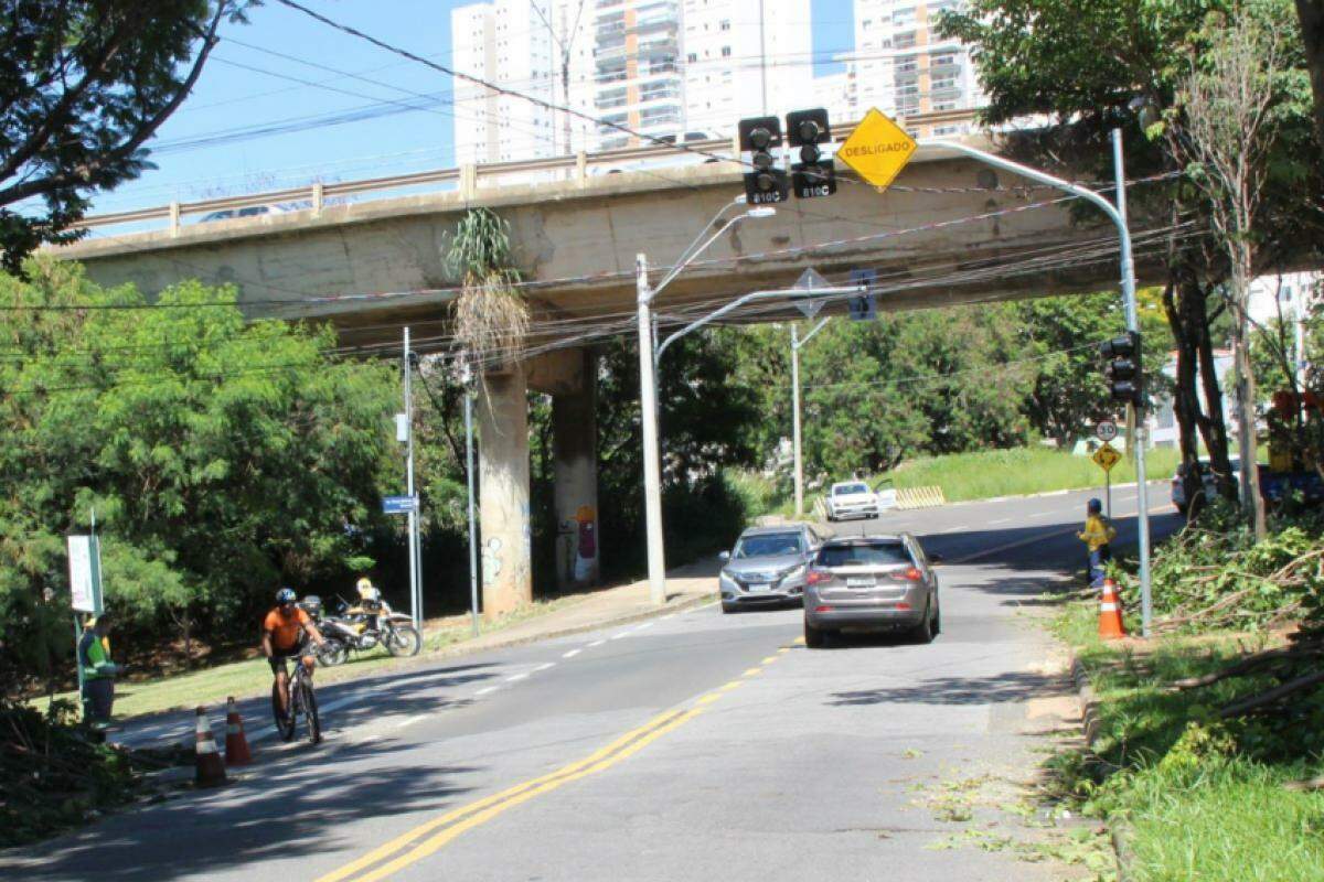 Instalação no cruzamento da avenida Rosa Belloto Grande com a rua Araguaçu busca ampliar a segurança no trânsito local