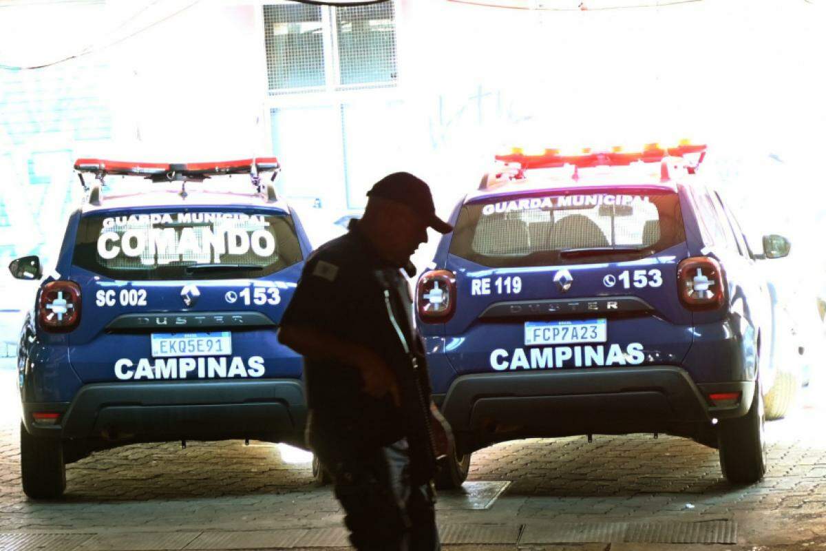 Homem tentava arrombar apartamentos quando foi contido por Guarda Municipal, que reside no local.