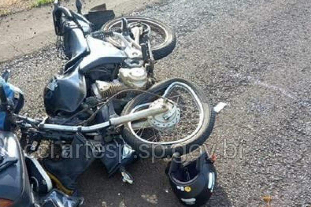 Após a colisão, moto tombou; motociclista, que não teve o nome divulgado, não resistiu e teve a morte constatada no local