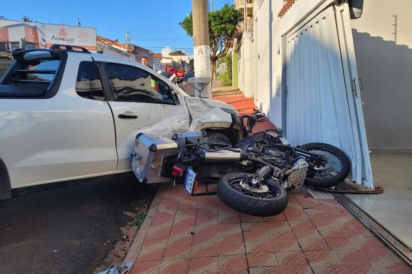 Com a batida, motorista destruiu o portão