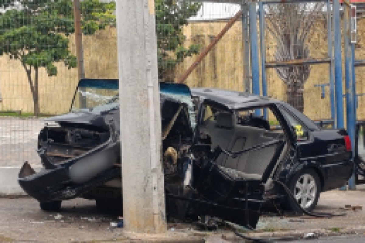 Com o impacto o carro ficou totalmente destruído na avenida Piracicamirim.