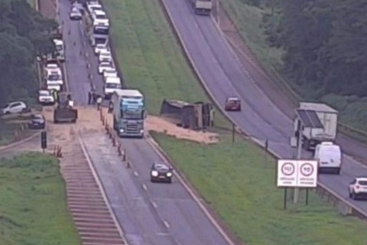 Carreta carregada com soja tomba na Rodovia Anhanguera e carga se espalha pela pista