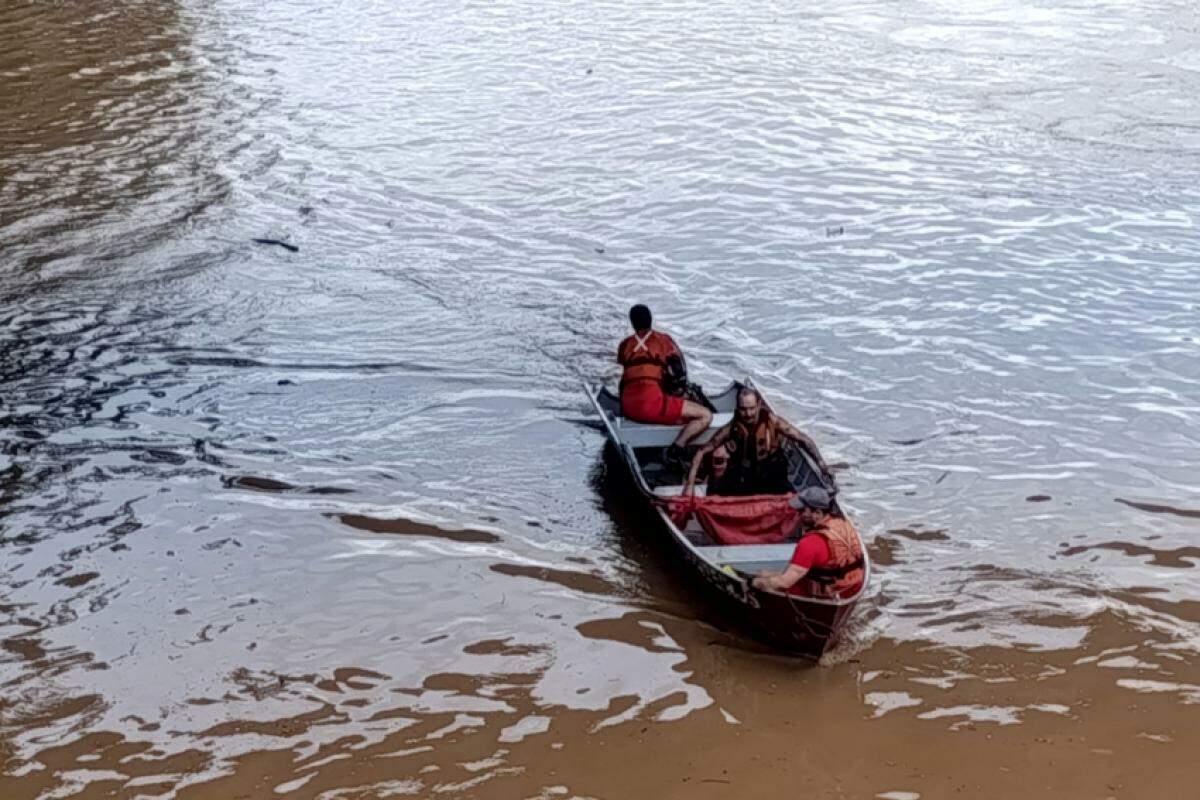 Os bombeiros retomaram no início da manhã as buscas por Vagner Mariano.