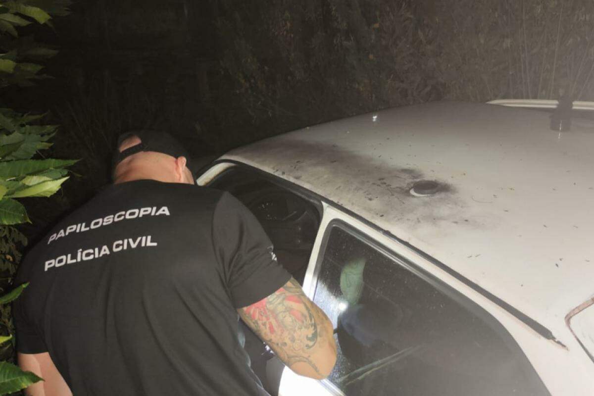 Policial investiga o carro suspeito