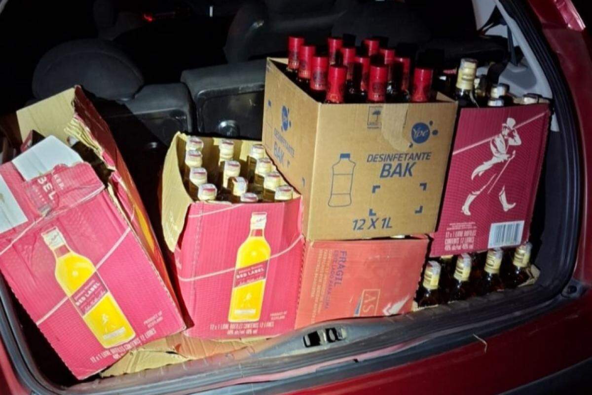 Durante abordagem na Rodovia Santos Dumont, policiais encontram whiskies e vodkas falsificados; suspeito já tinha passagem por tráfico.