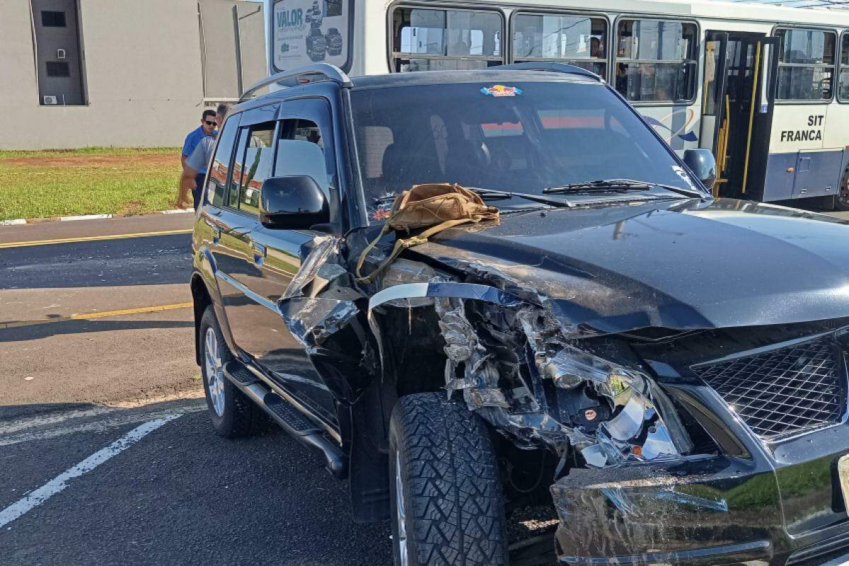 Pajero ficou com o paralama completamente destruído