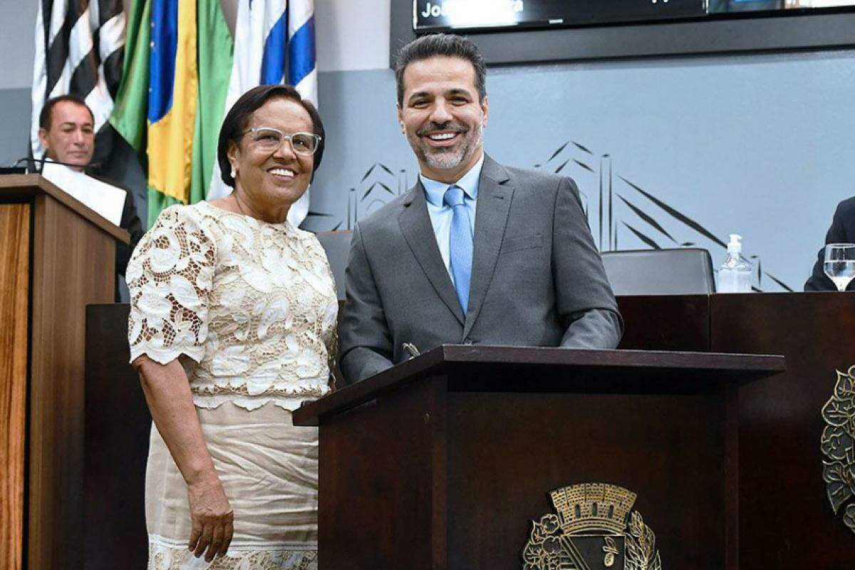 Lucas Zanatta e a vice-prefeita, Maria Ionice Zucon, durante a sessão solene de quarta-feira na Câmara