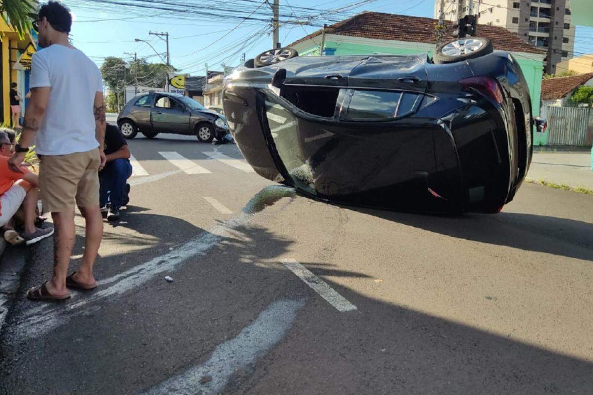 Carro tombou após colisão no cruzamento; motorista estava sozinha e não se feriu.