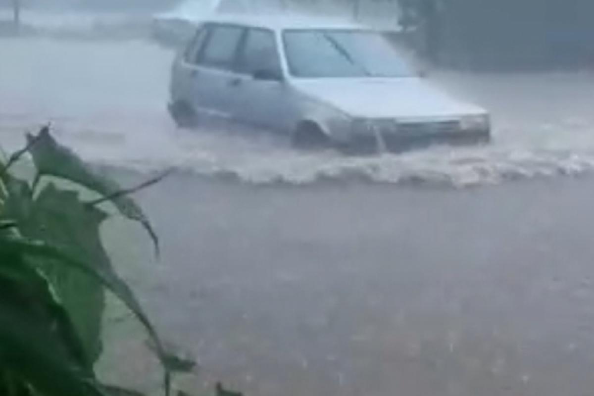 A rua José Basso no Tupi foi invadida pela água que atingiu residências.