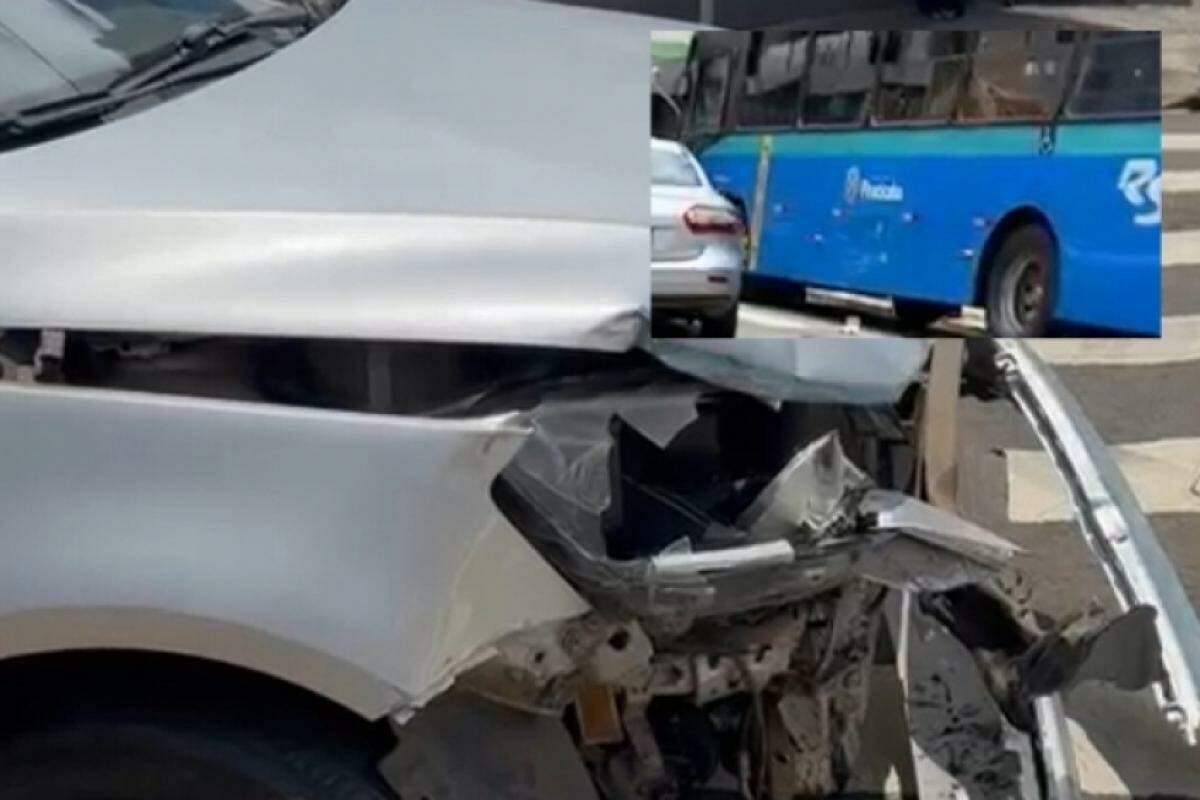 A frente do carro ficou totalmente danificada após a colisão.