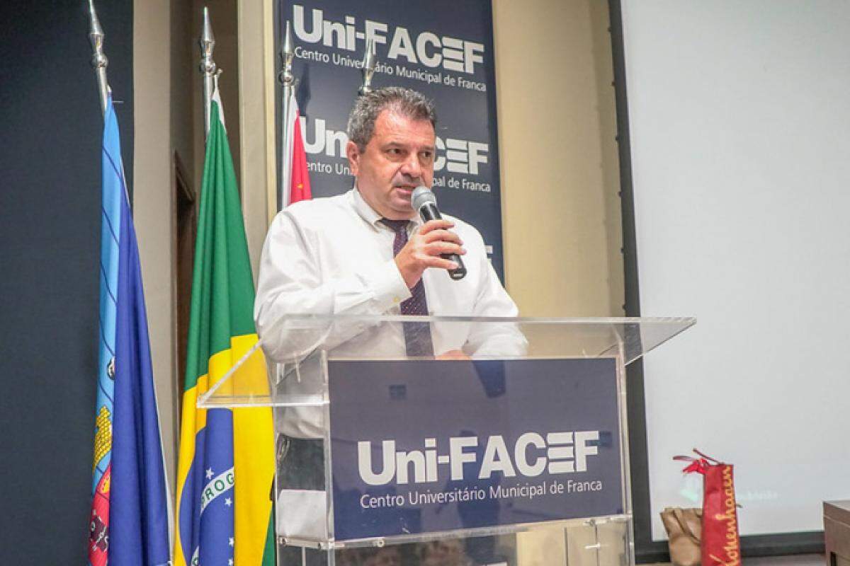 Vereador Marco Garcia discursando durante sessão ordinária da Câmara Municipal de Franca