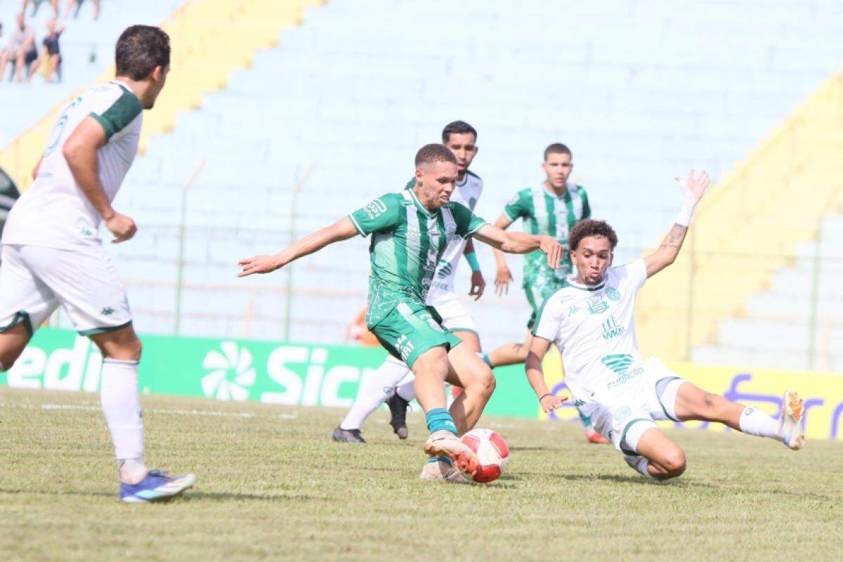 Francana (de verde) não conseguiu segurar o Bugre no Lanchão