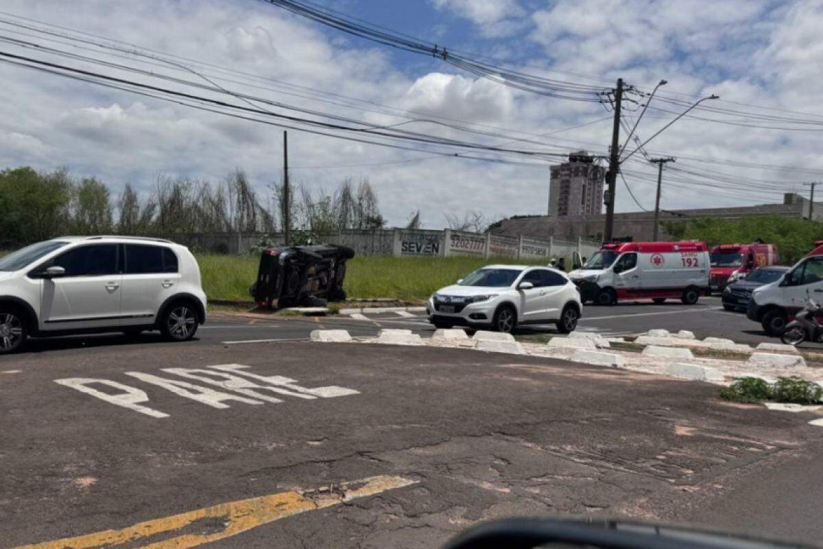 Acidente ocorreu próximo à linha do trem e à rotatória com avenida José Vicente Aiello.