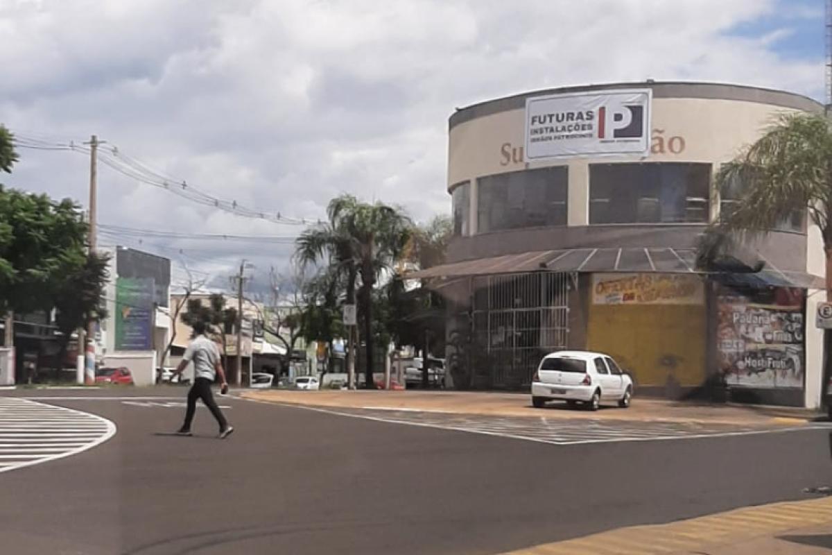 Faixa no antigo Rafa's, da avenida Chafic Facury, anuncia nova loja do Irmãos Patrocínio