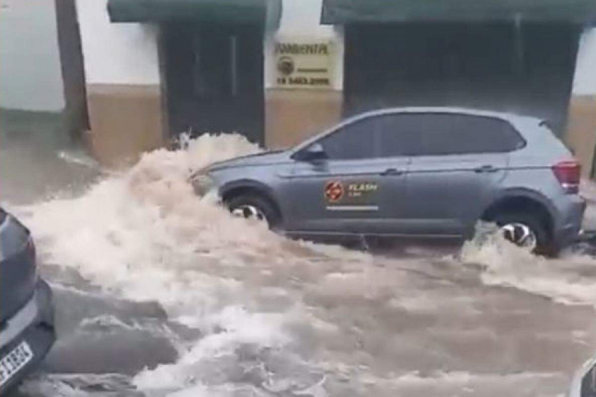 As ruas se transformaram em rios no centro da cidade.