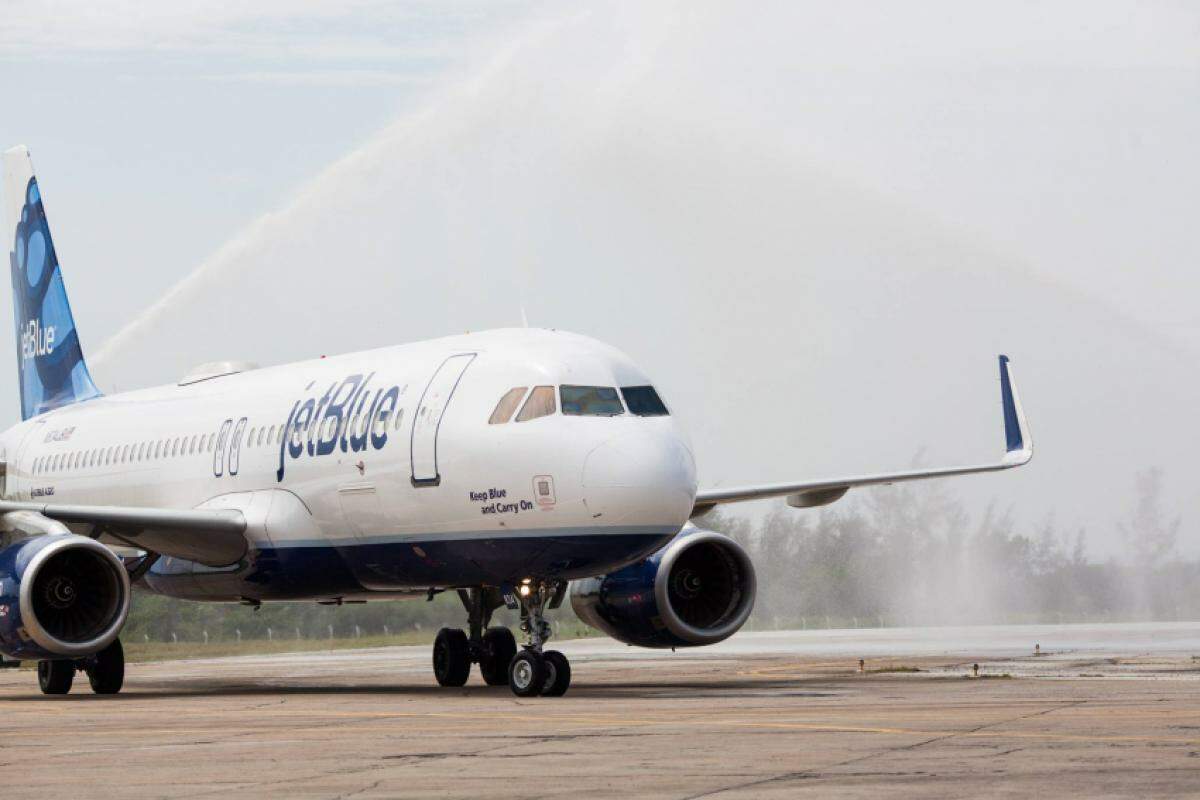 A companhia aérea JetBlue investiga como eles acessaram o avião. 