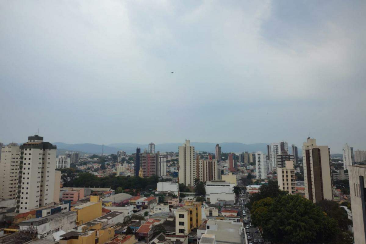 O tempo em Jundiaí tende a continuar nublado, com pancadas de chuva, características de verão