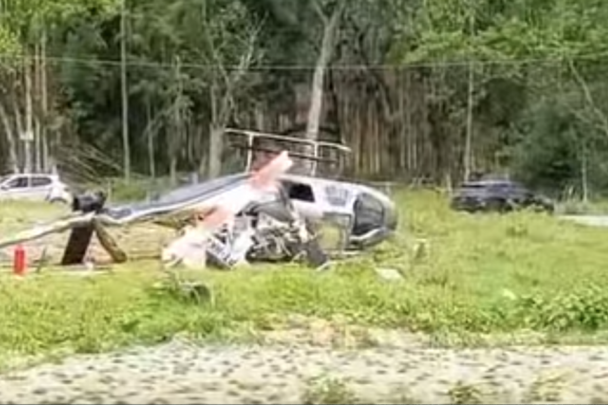 Imagens divulgadas pelos bombeiros mostram o helicóptero gravemente danificado pelo impacto da queda.