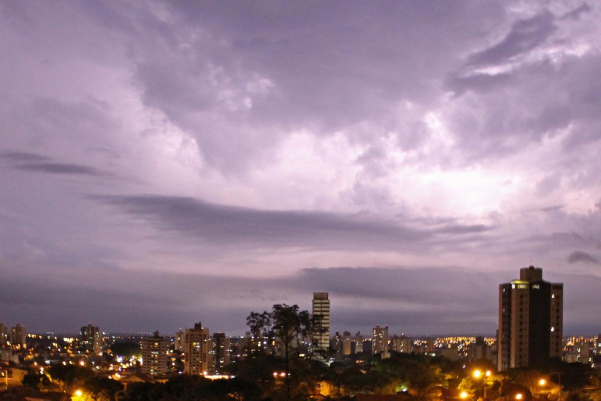 Previsão indica chances de raios e trovões em Piracicaba