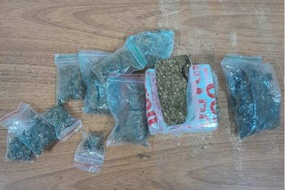 A polícia encontrou maconha com um dos homens em uma residência