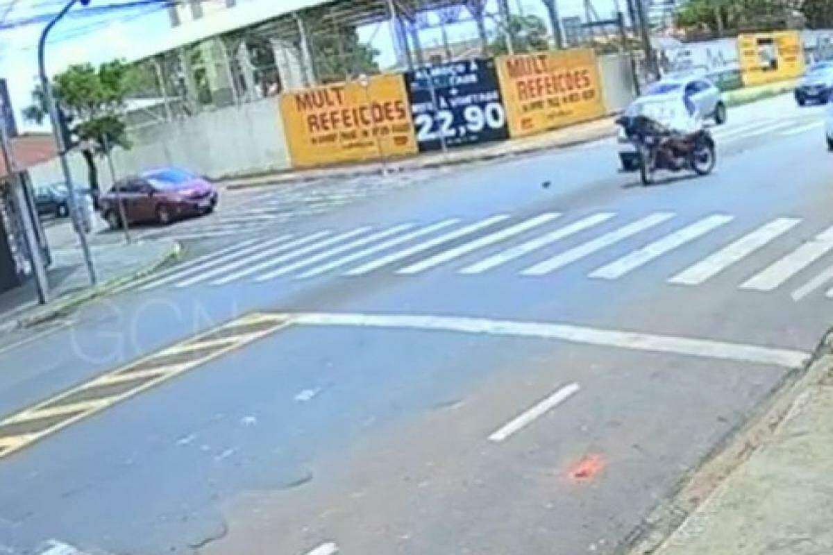 Acidente aconteceu no cruzamento da avenida Brasil com a rua Fortaleza